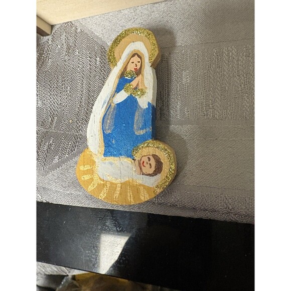 Hand Painted Baby Jesus Mary Pin Brooch Wood - Picture 3 of 4